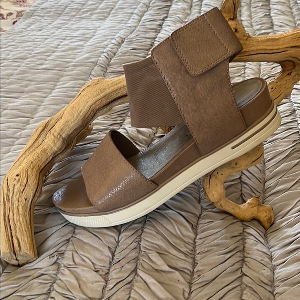 Brand new leather Eileen Fisher sandal in size 8.5